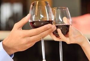 cropped-31750759-two-people-toasting-with-wine-glasses-young-couple-drinking-red-wine-at-bar.jpg